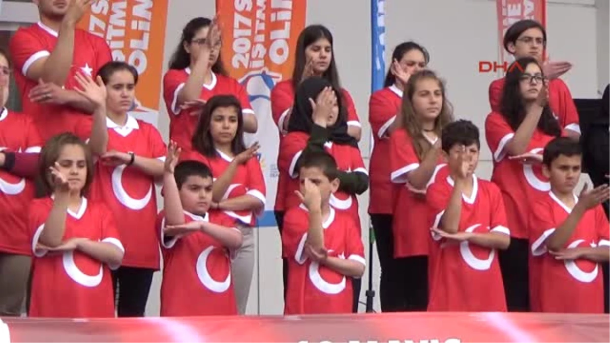 Samsun\'da Işitme Engelli Çocuklar ve Sporcular 19 Mayıs Için Istiklal Marşı\'nı Işaret Diliyle...