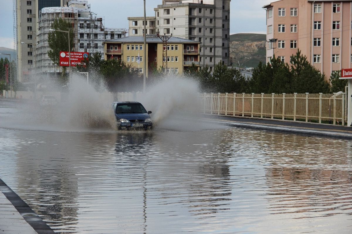 Şiddetli Yağış Yolları Göle Çevirdi