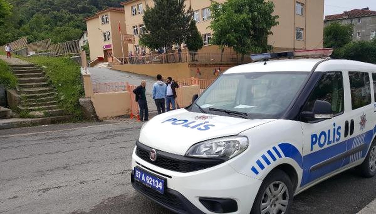 Sokak Köpekleri Okuldaki 6 Tavşanı Telef Etti