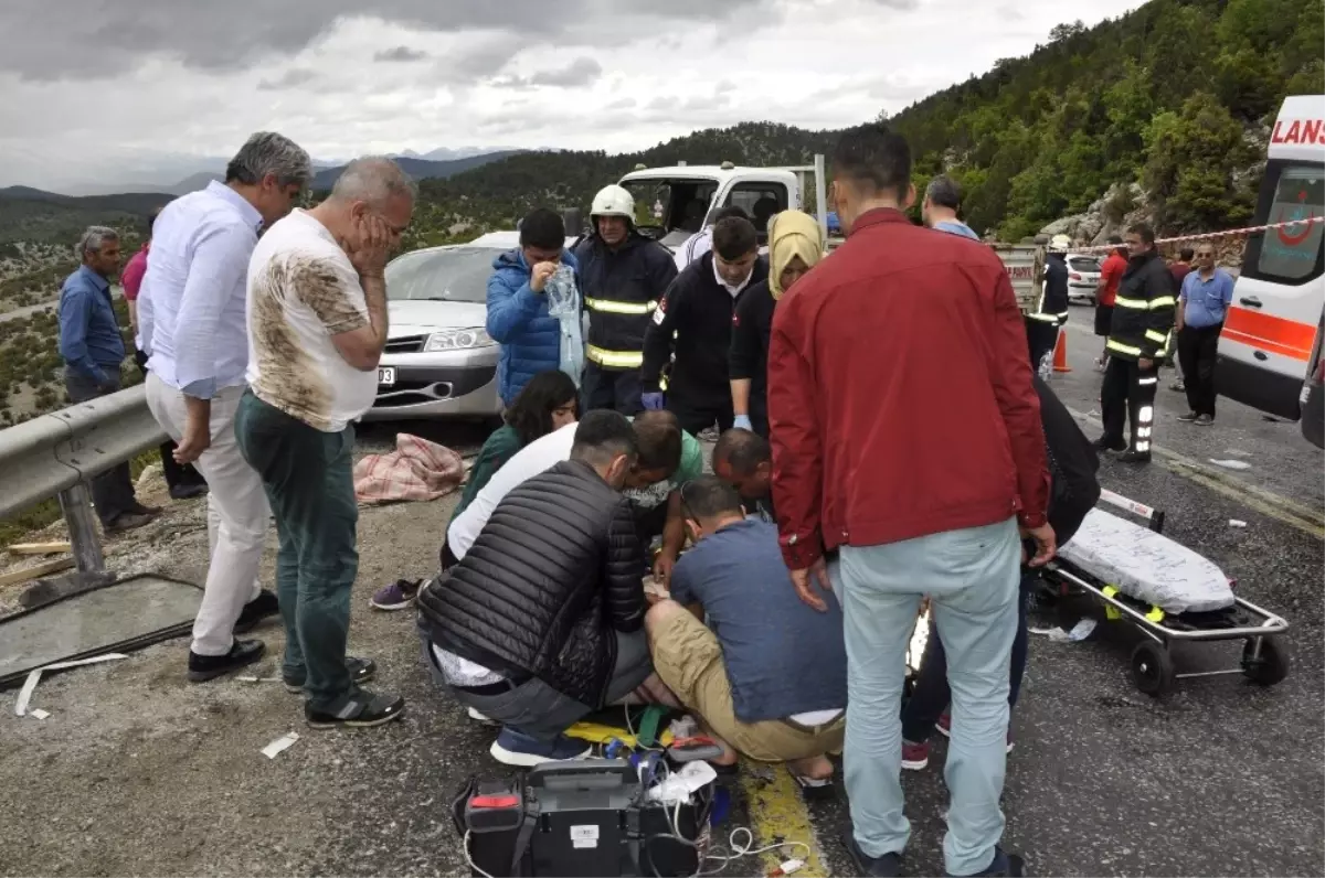 Tatil Yolunda Kaza Geçirdiler: 2 Ölü, 3 Yaralı