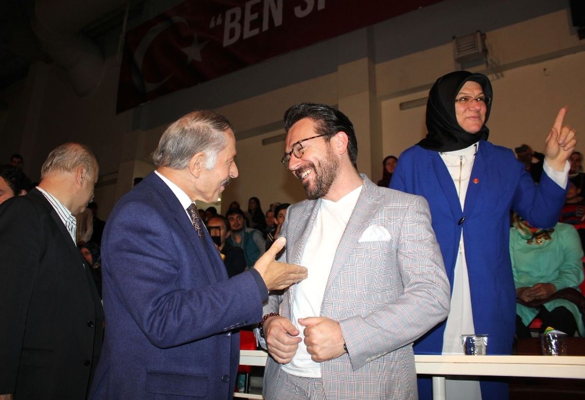 Uğur Aslan\'dan Bayrampaşalı Gençlere Şiir Dinletisi