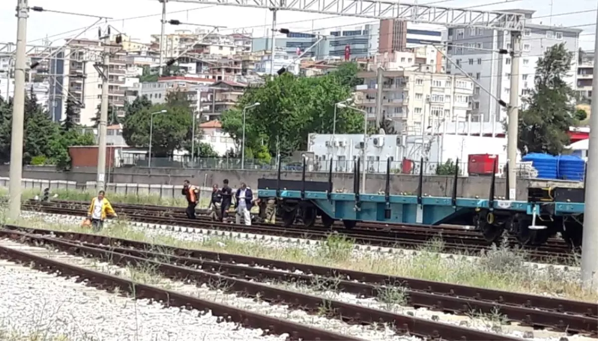 Vagonun Üzerine Çıkan Çocuk Elektrik Akımına Kapıldı