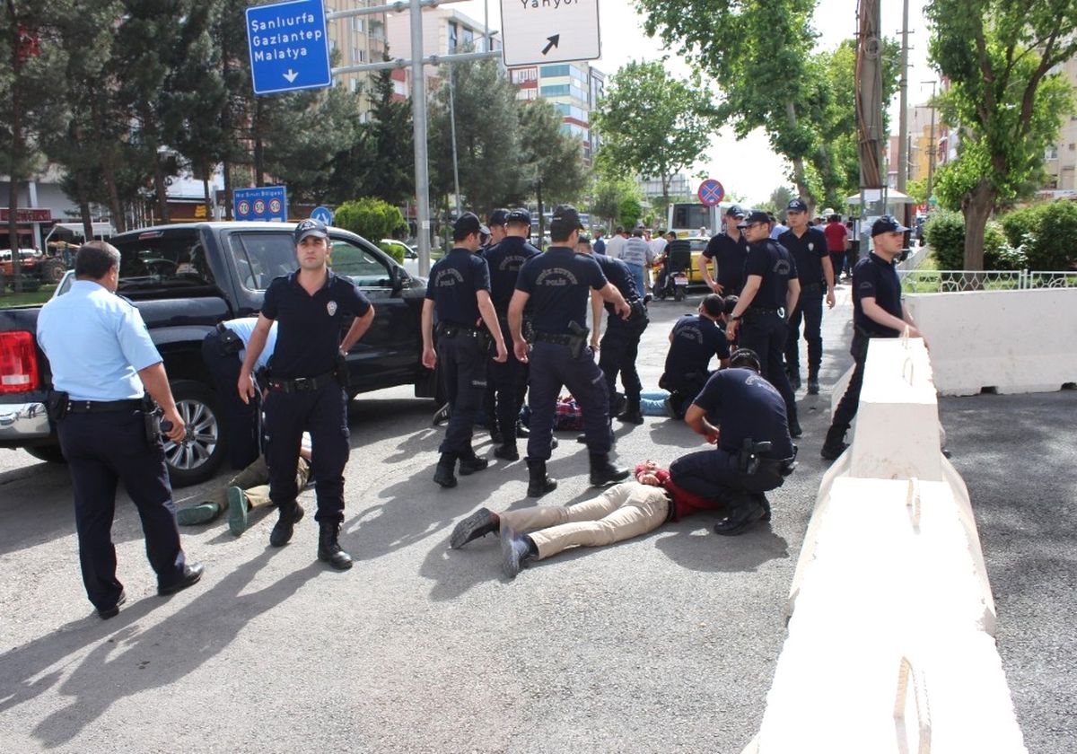 Valilik Önünde İki Grup Arasında Bıçaklı Kavga: 7 Gözaltı