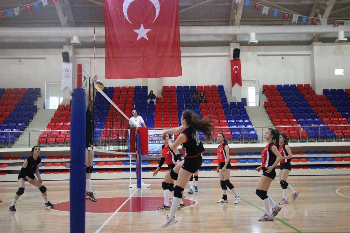 Yıldız Kızlar Voleybol Grup Birinciliği Müsabakaları Karabük\'te Başladı