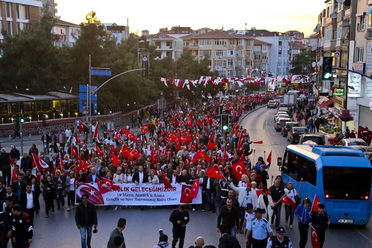 19 Mayıs Maltepe\'de \'Meşaleli Yürüyüş\' ile Kutlandı
