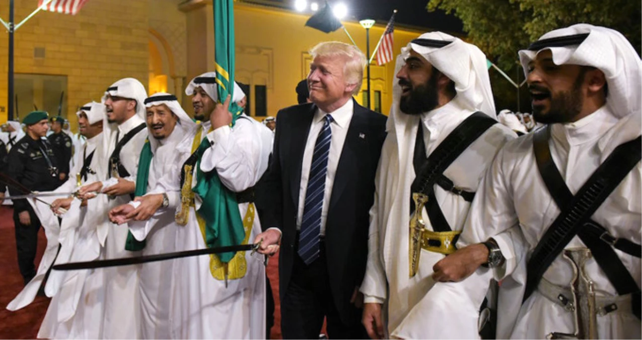 ABD Başkanı Trump Suudi Arabistan\'da Eline Kılıcı Alıp Dans Etti