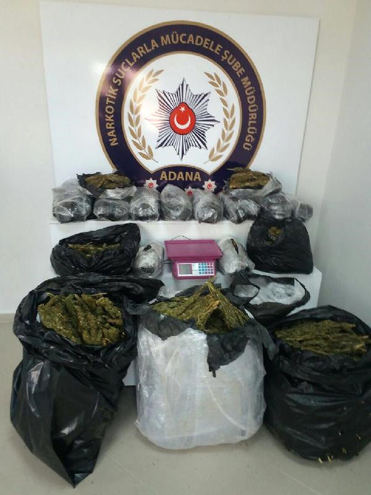 Adana\'da Uyuşturucu Operasyonu: 10 Gözaltı