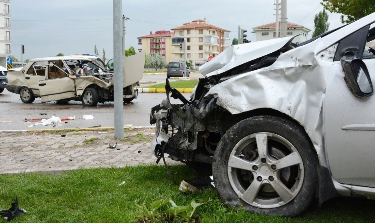 Aksaray\'da Otomobiller Çarpıştı: 2 Ağır Yaralı