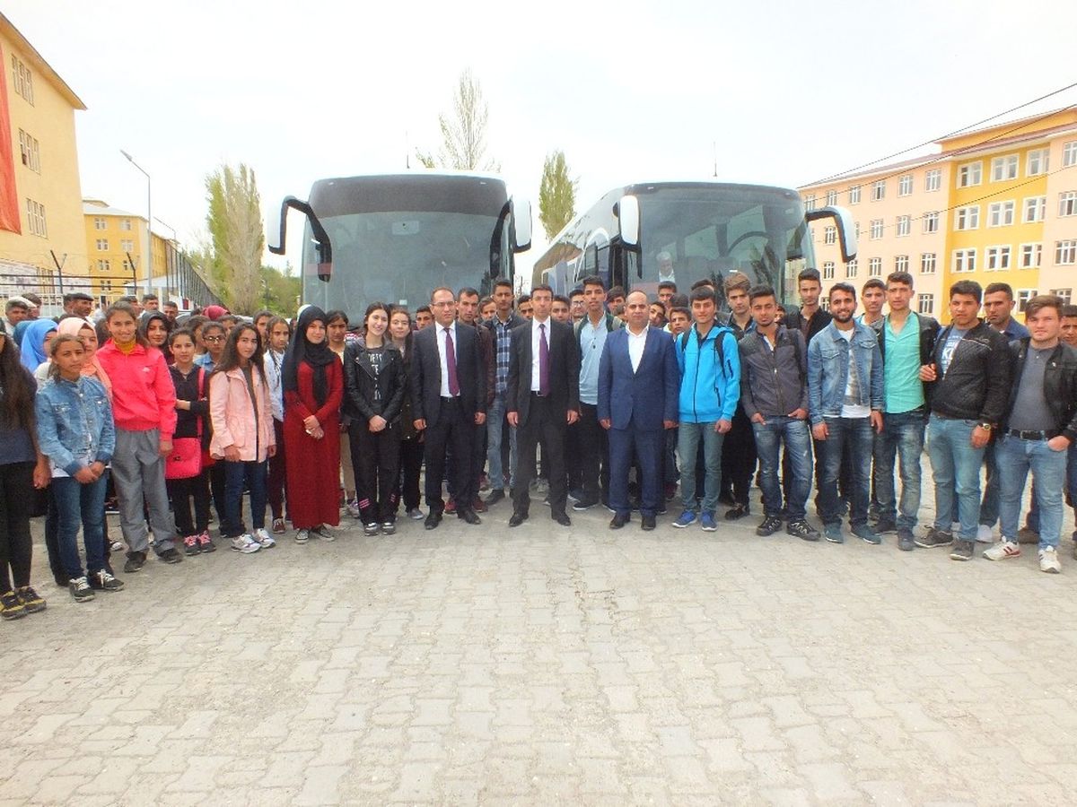 Alparslan\'ın Diyarında Yaşayan 80 Öğrenci, Fatih\'in Diyarını Görmek İçin Yola Çıktılar
