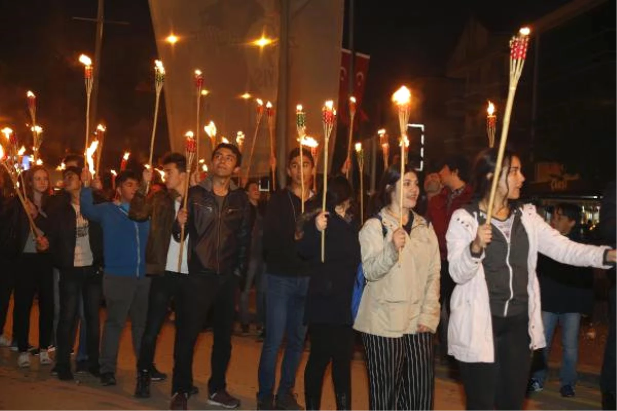 Ankara Gölbaşı\'nda Meşaleli 19 Mayıs Yürüyüşü