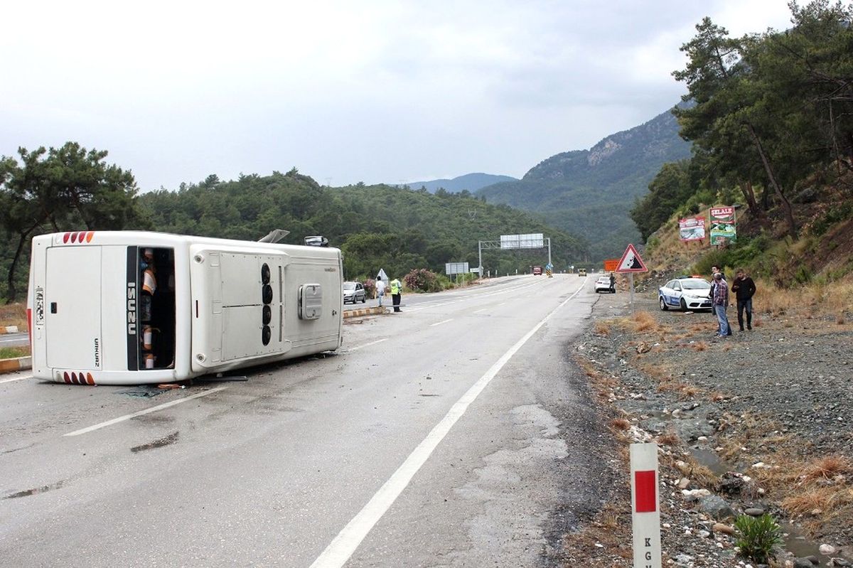 Antalya\'da Tur Otobüsü Devrildi: 16 Turist Yaralı