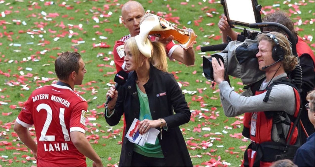 Arjen Robben Canlı Yayında Kadın Muhabirin Üzerine Bira Döktü