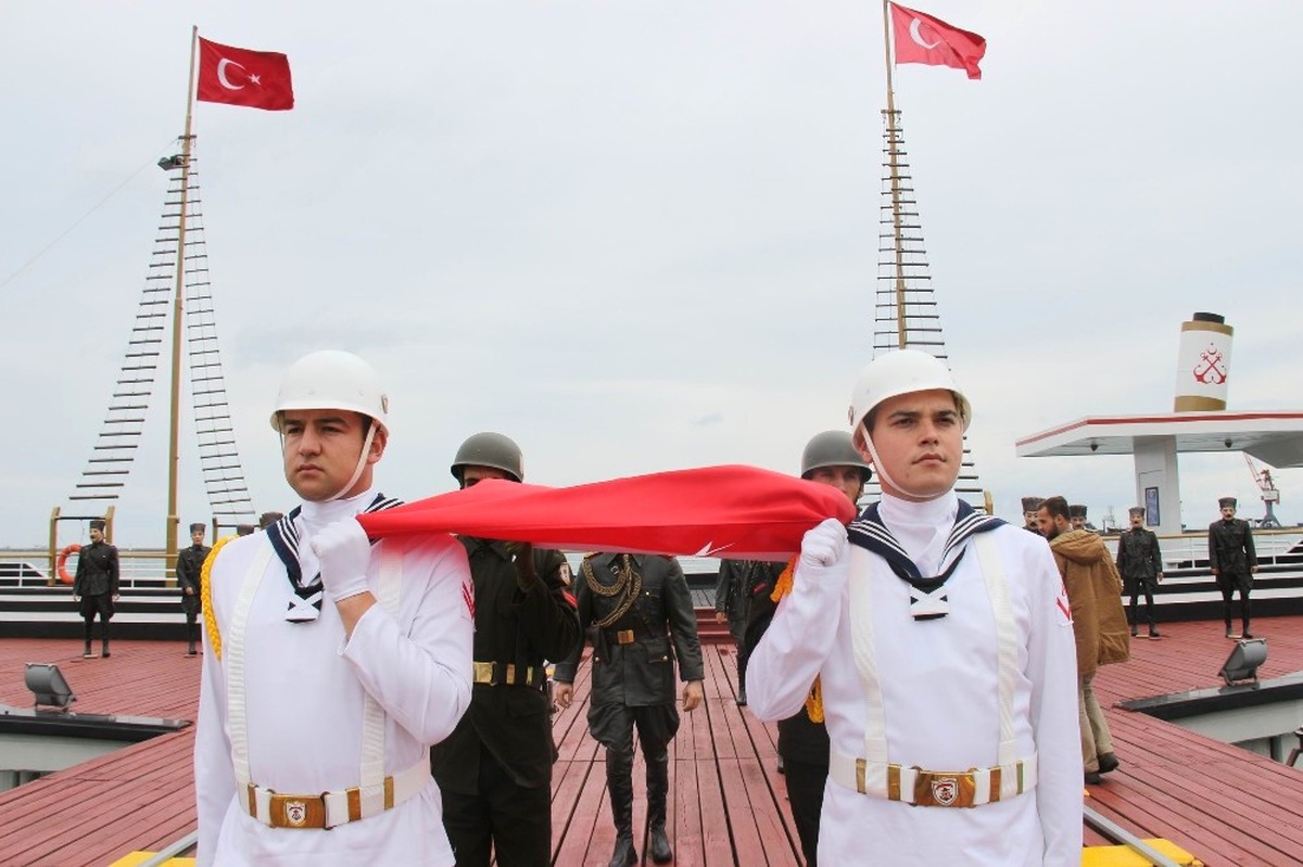 Atatürk\'ü Temsil Eden Bayrak Karaya Çıktı