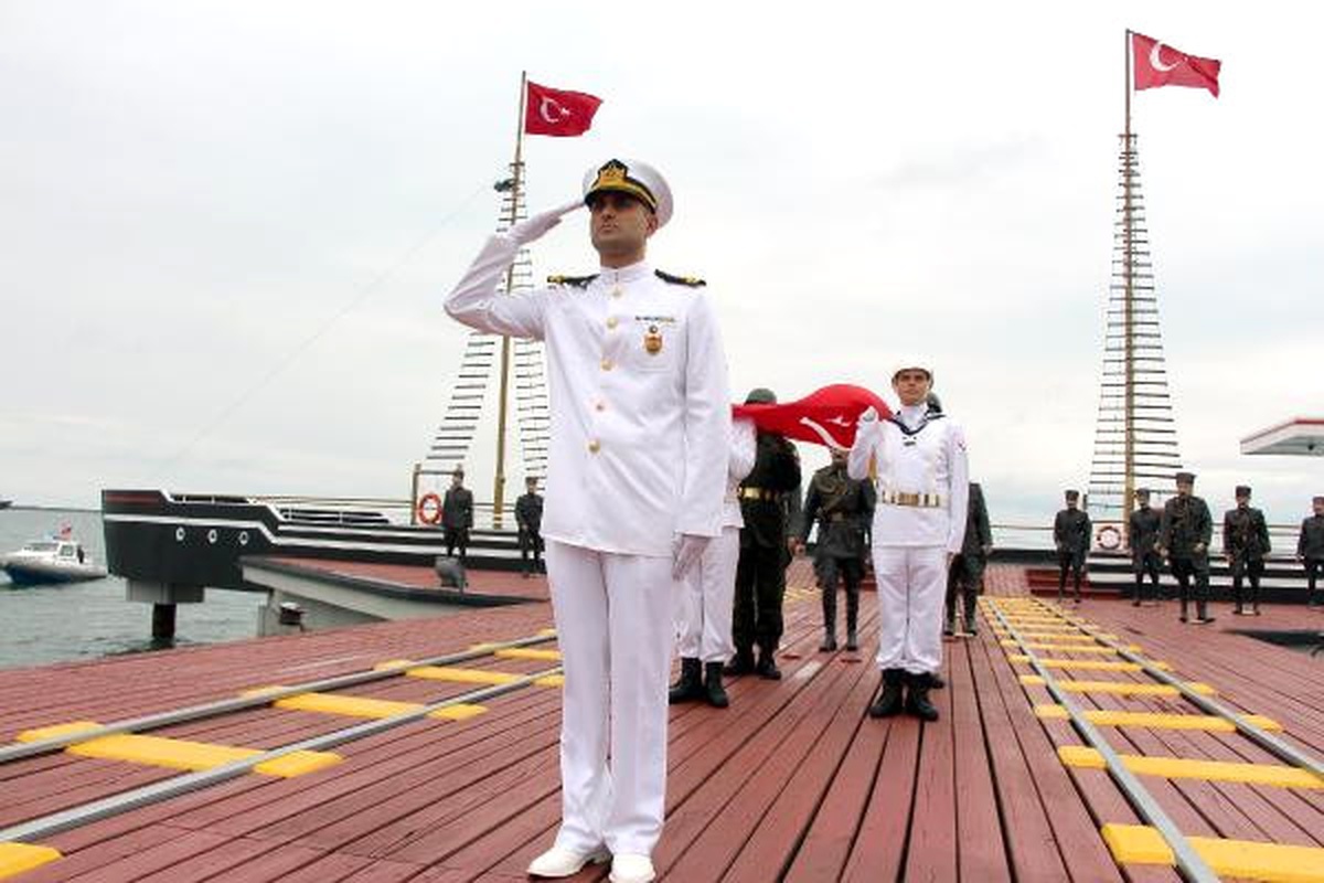 Atatürk\'ün Samsun\'a Çıkmasını Temsil Eden Bayrak, Törenle Karaya Çıkartıldı