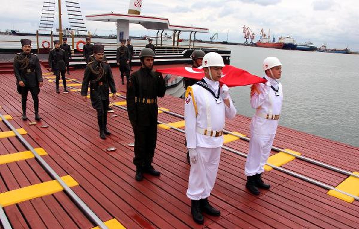 Atatürk\'ün Samsun\'a Çıkmasını Temsil Eden Bayrak, Törenle Karaya Çıkartıldı (2)