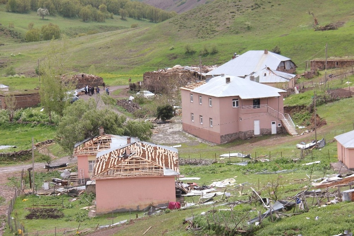 Bingöl\'de Fırtına 2 Kişi Yaralandı, 28 Ev ve Ahır Zarar Gördü