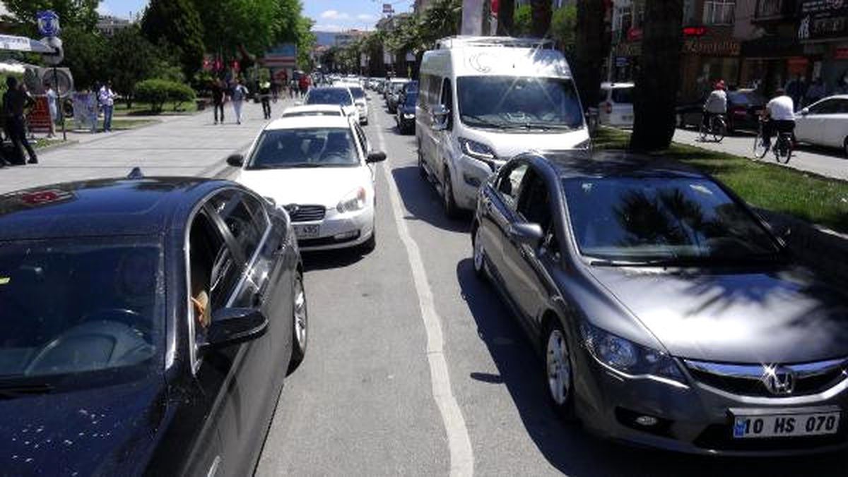 Çanakkale\'de Feribot İskelesinde Araç Kuyruğu Sürüyor