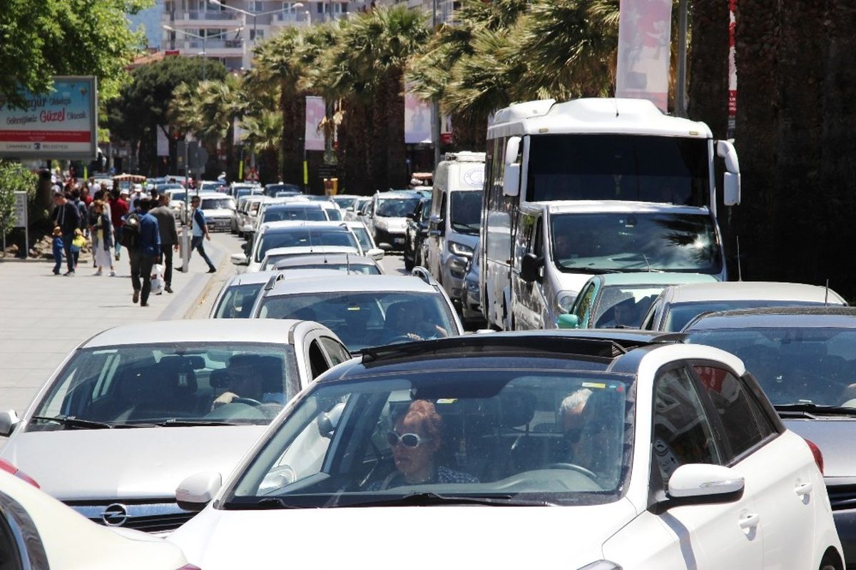 Çanakkale\'de Tatilci Yoğunluğu Devam Ediyor