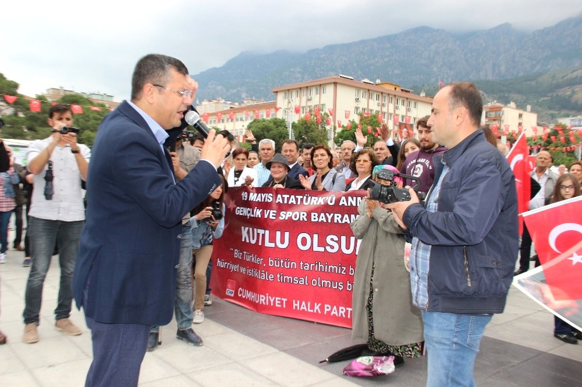 CHP\'liler Güzergahı Beğenmedi, Trafiği Felç Etti