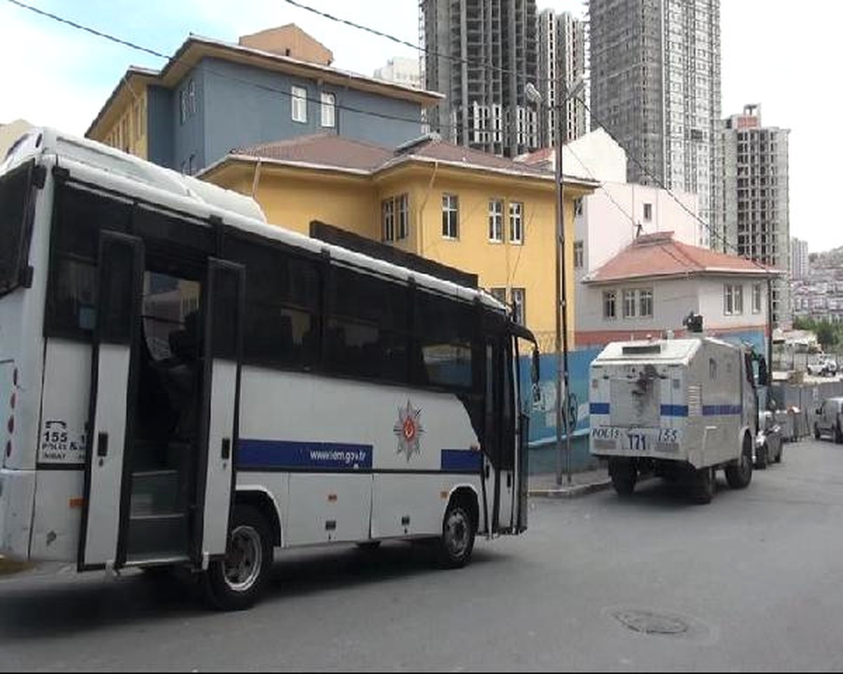 Dha İstanbul - Esenyurt\'taki Taciz İddiasının Ardından Polisin Okul Çevresindeki Önlemleri Sürüyor