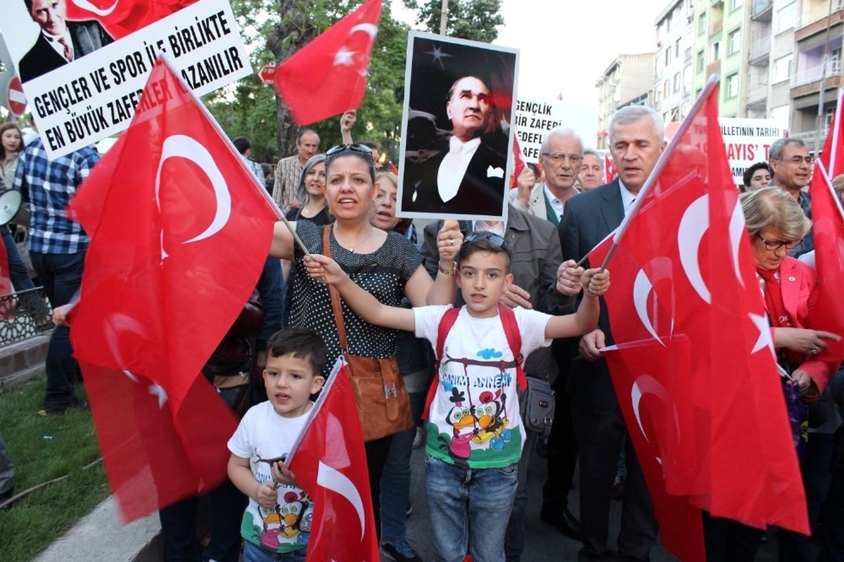Edirne\'de 19 Mayıs Fener Alayı