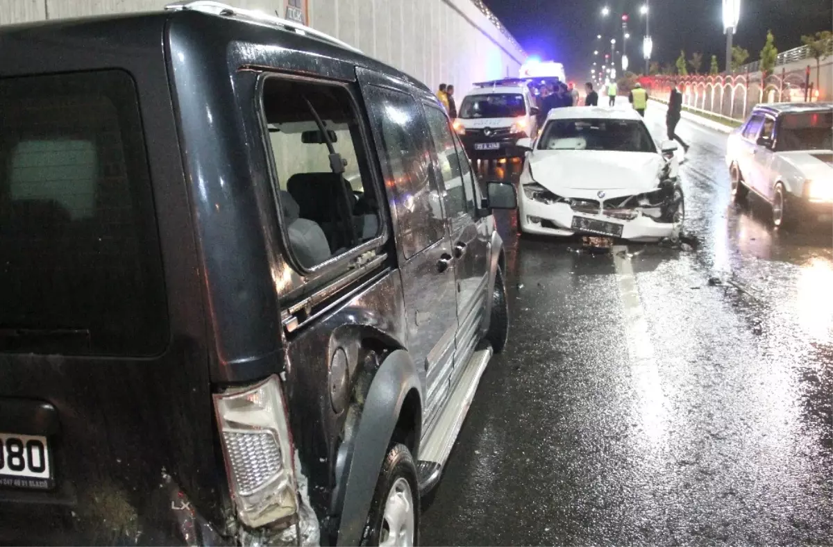 Elazığ\'da 3 Aracın Karıştığı Kazada 1 Kişi Yaralandı