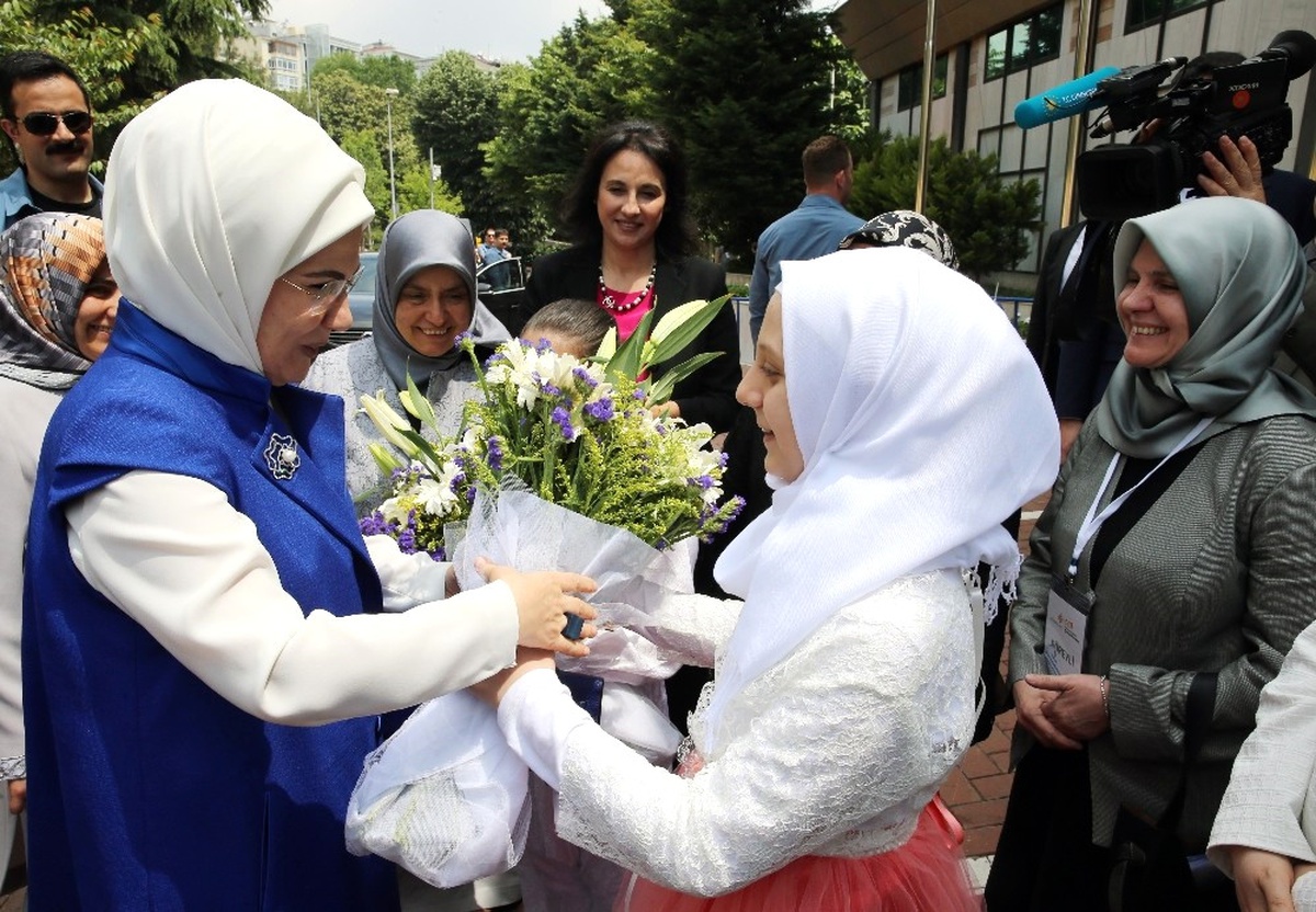 Emine Erdoğan, \'Sevgi ve Kardeşlik Korosu\'nun Konserine Katıldı