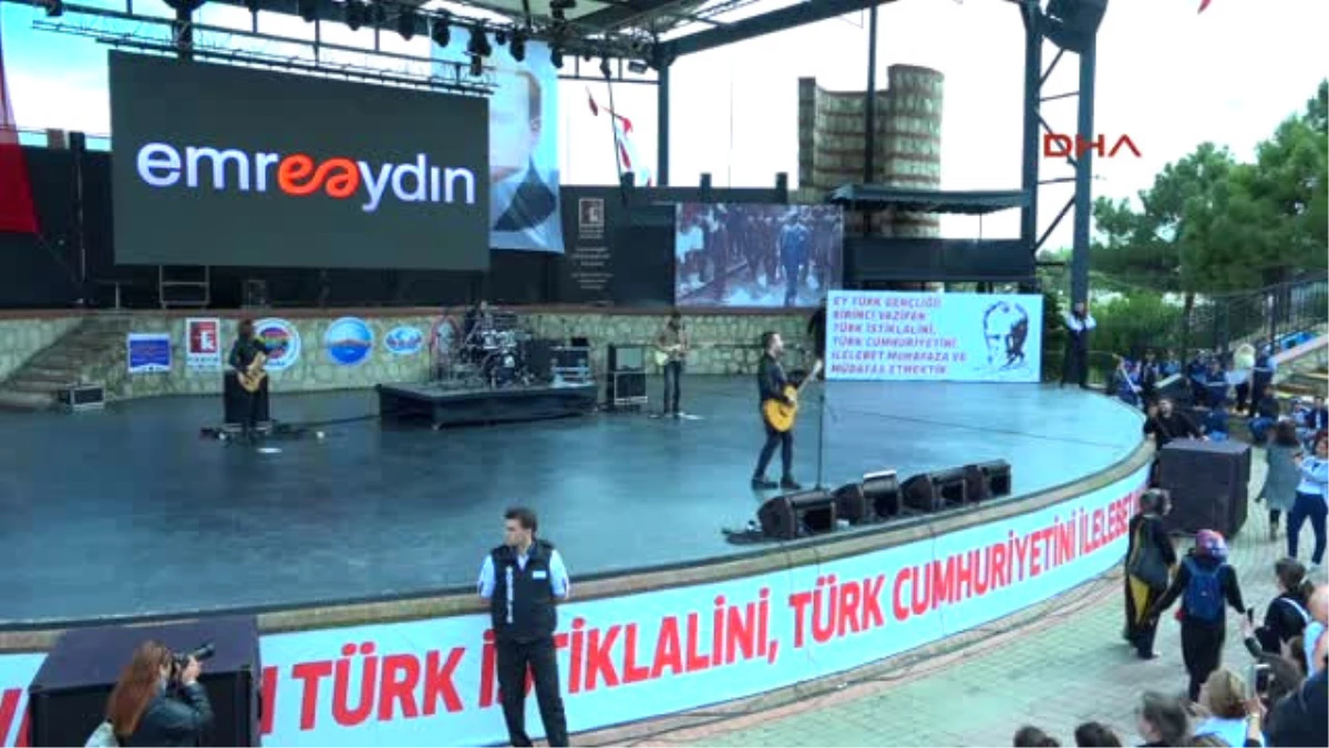 Emre Aydın\'a Liseli Mustafa Kemal Apatürk\'ten Plaket