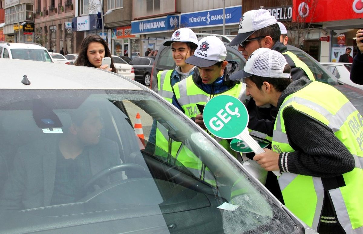 Engelli Çocuklar Trafik Polisi Oldu