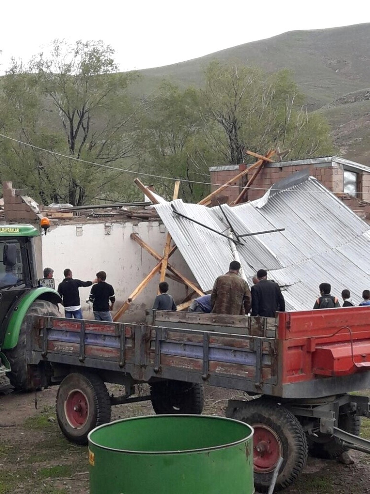 Erzurum\'un Horasan İlçesinde Şiddetli Fırtına Evleri Yıktı