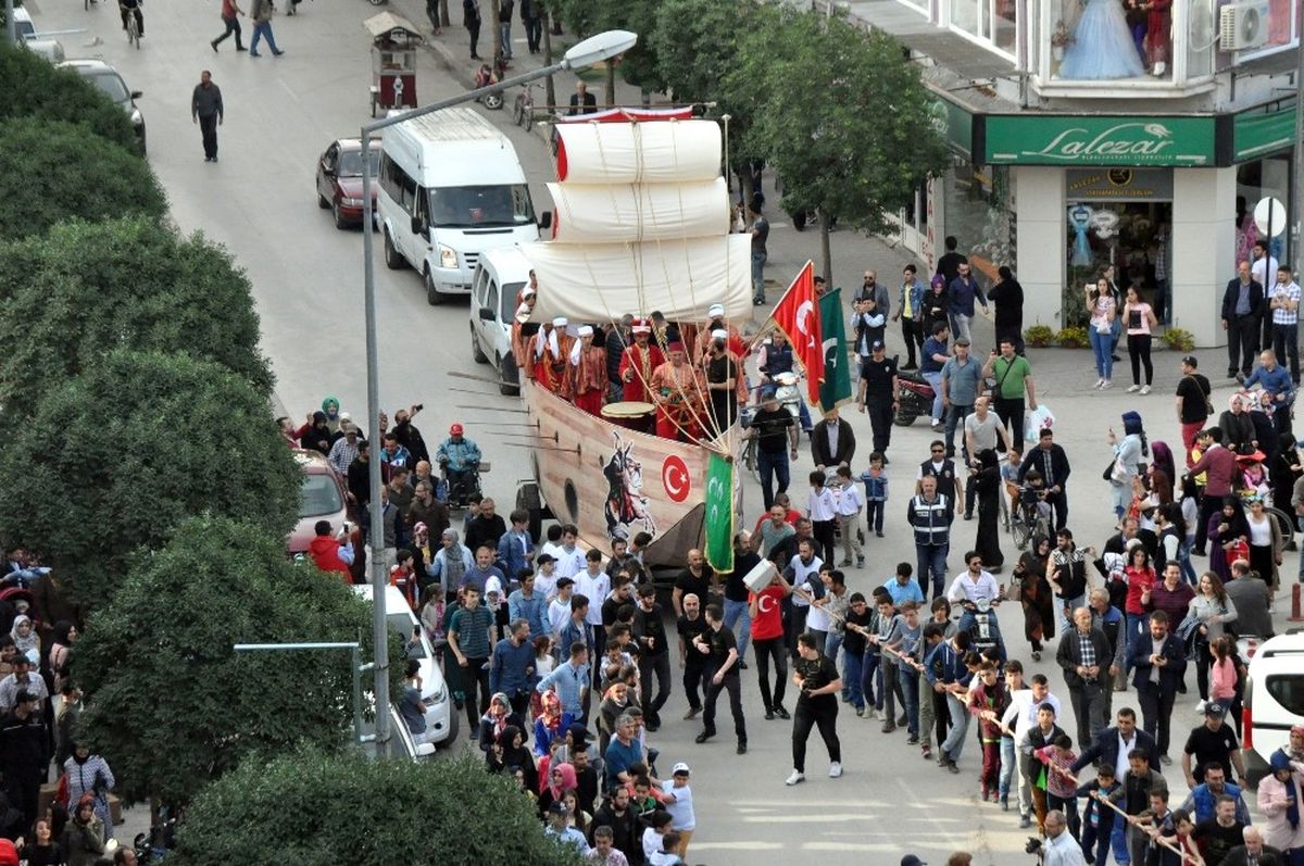 Fatih\'in Gemisini Karadan Yürüttüler