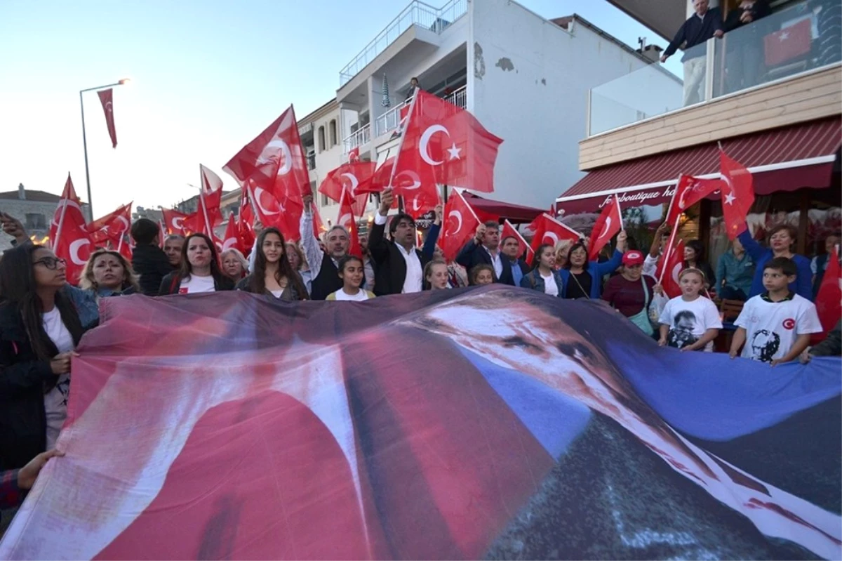 Foça\'dan \'Biz Atatürk Gençleriyiz\' Haykırışı