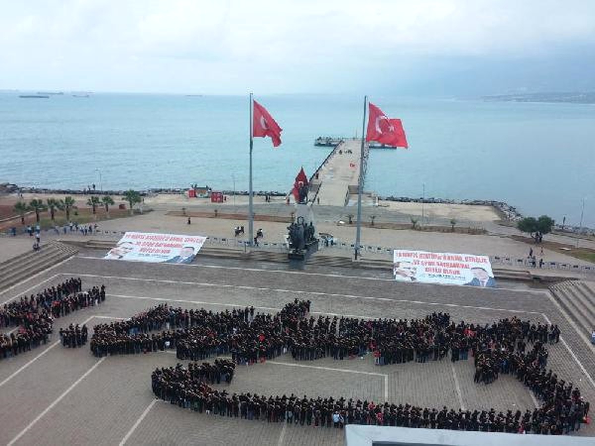 Genç Sarı Zeybekler, Kemal Atatürk İmzasını Oluşturdu