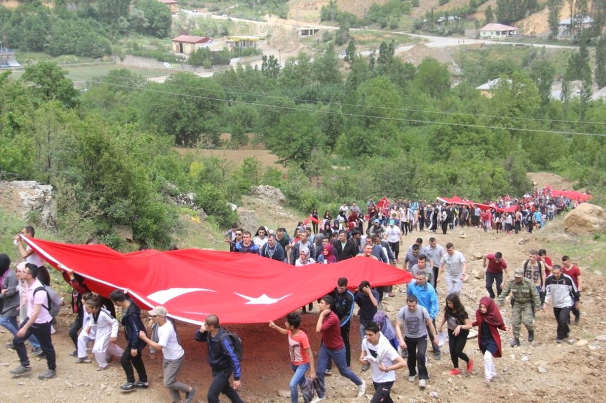 Hakkari\'de Asker ve Vatandaş 19 Mayıs İçin Yürüdü