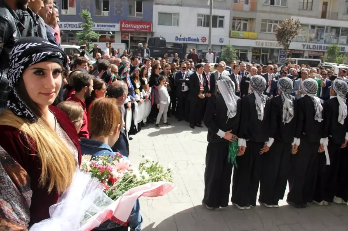 Hakkari\'ye Gelen Heyet Davul Zurna ile Karşılandı