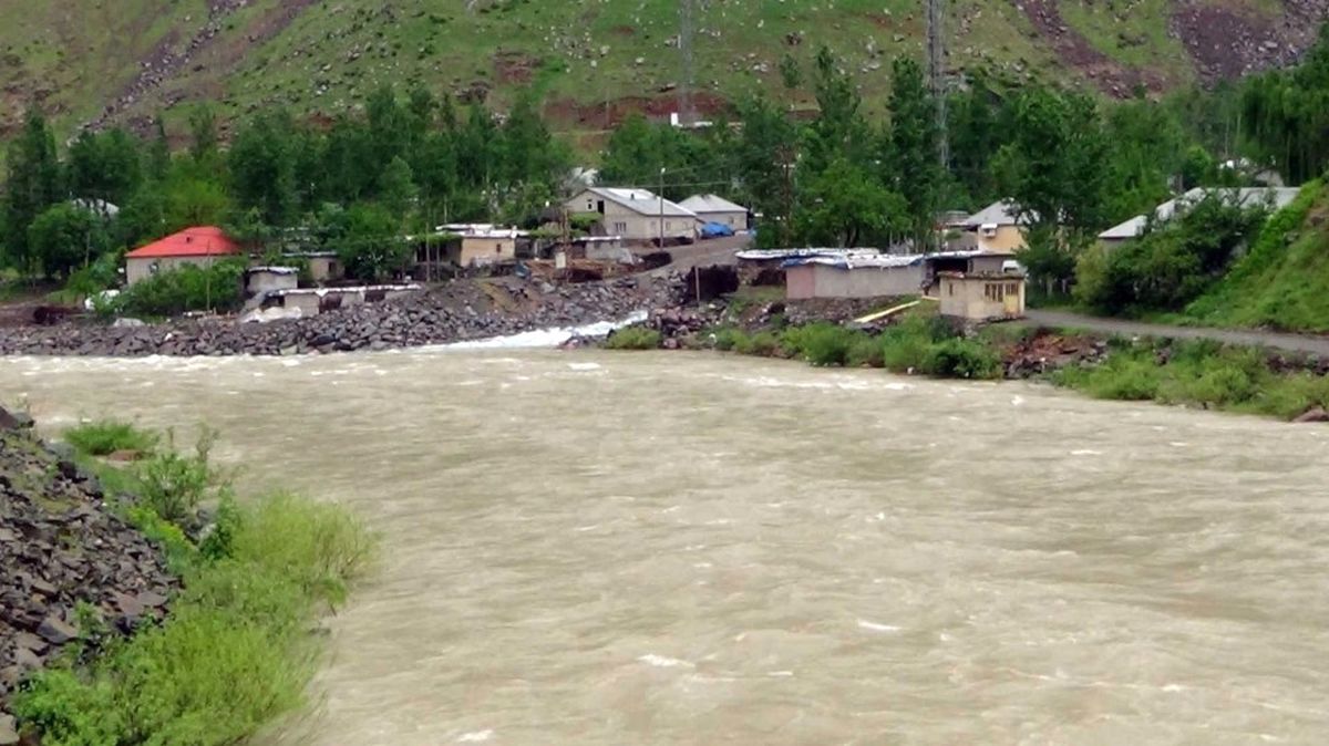 Hakkari Zap Suyu Debisi Yükseldi