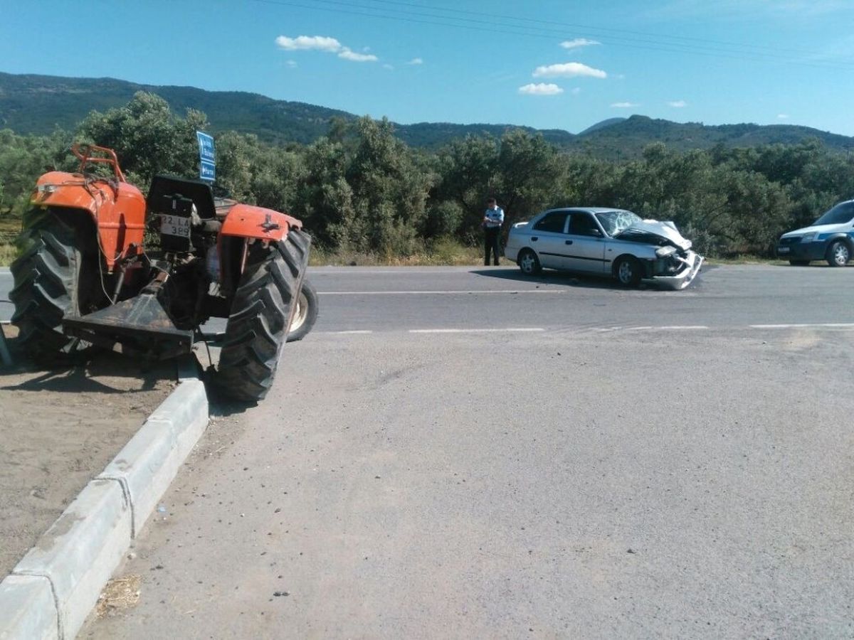 Havran\'da Traktör ile Otomobil Çarpıştı: 2 Yaralı