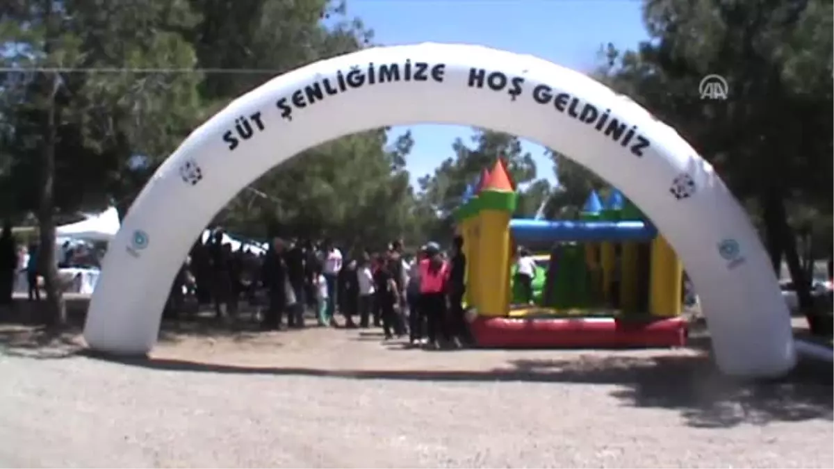 Hayrabolu\'da Süt Şenliği