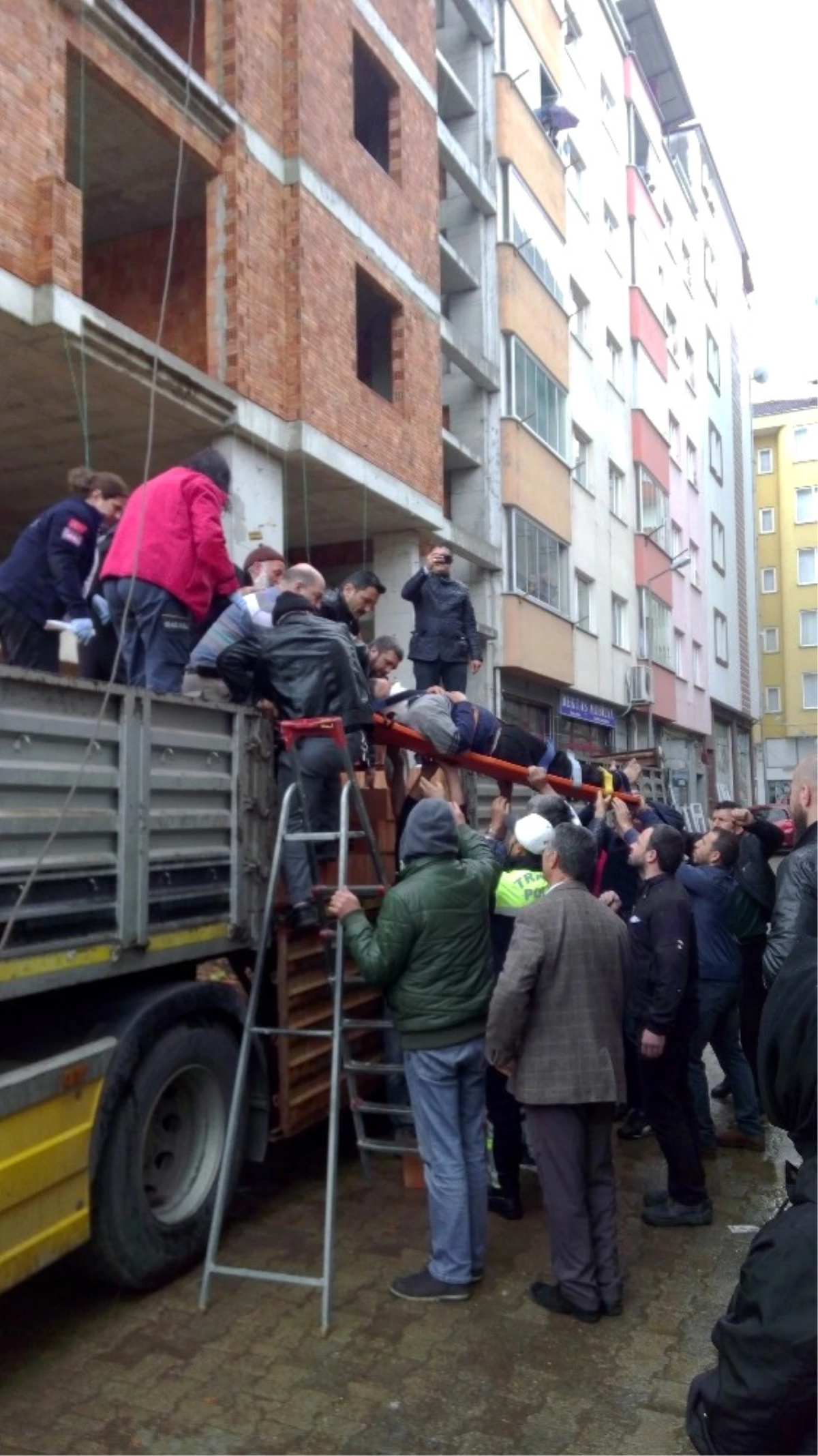 İnşaattan Düşen Tuğla Sepeti İşçiyi Yaraladı