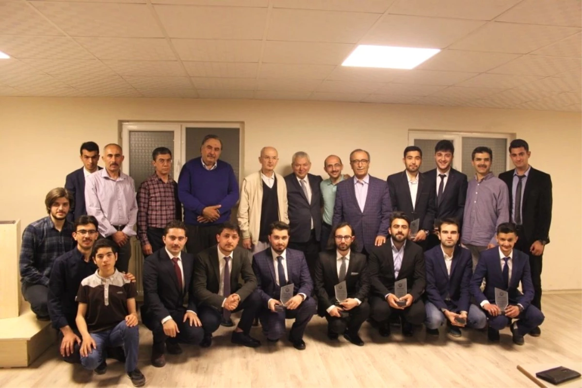 Konya\'da Üniversite Öğrencilerinin Mezuniyet Sevinci