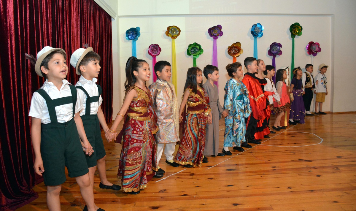 Minik öğrencilerden büyüleyici yılsonu gösterisi