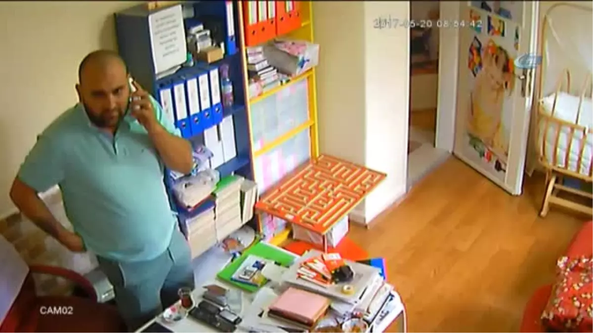 O Anlar Kamerada... Oğlunu Görmek İçin Ekmek Bıçağıyla Kreşi Bastı