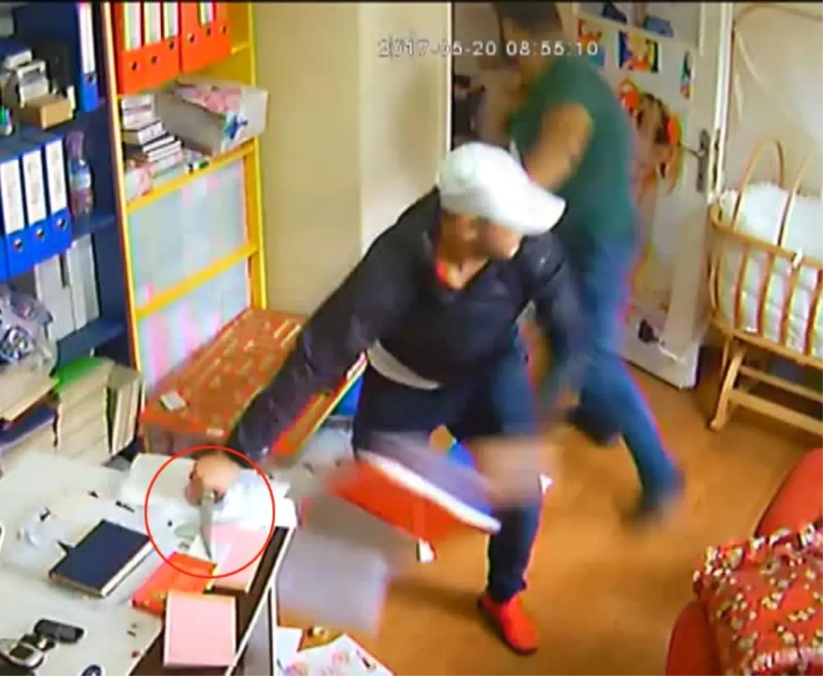 Oğlunu Görmek Için Ekmek Bıçağıyla Kreşi Bastı