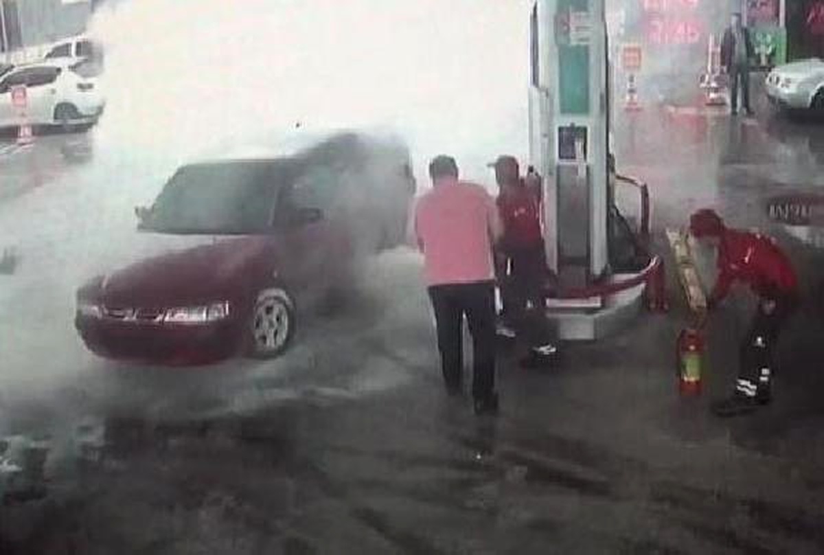 Otomobil Gaz Kaçağından Alev Aldı, Sürücü Yaralandı (Yeniden)