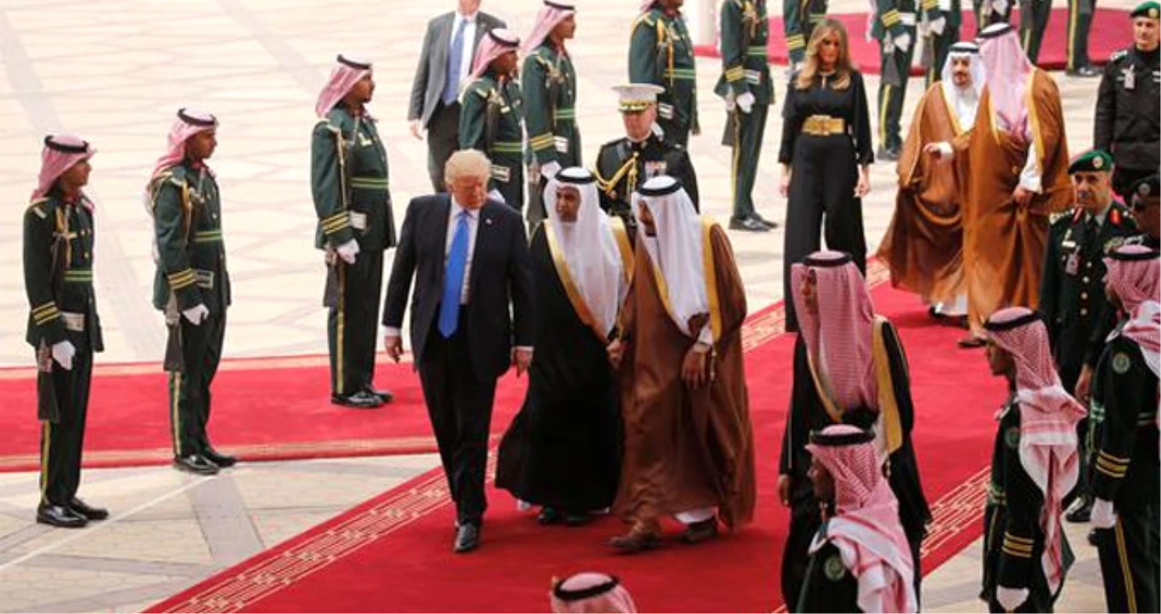 Riyad\'a İnen ABD Başkanı Trump Eşini Arkada Bırakıp Önden Yürüdü