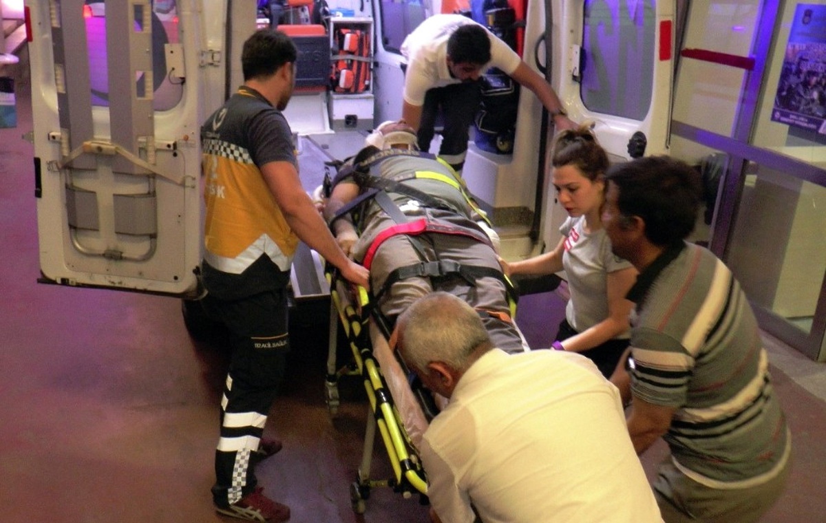 Şanlıurfa\'da Otomobil Motosiklete Çarptı: 1 Yaralı