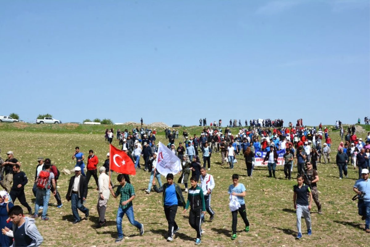Siirt\'te Türk Bayraklarıyla Doğa Yürüyüşü