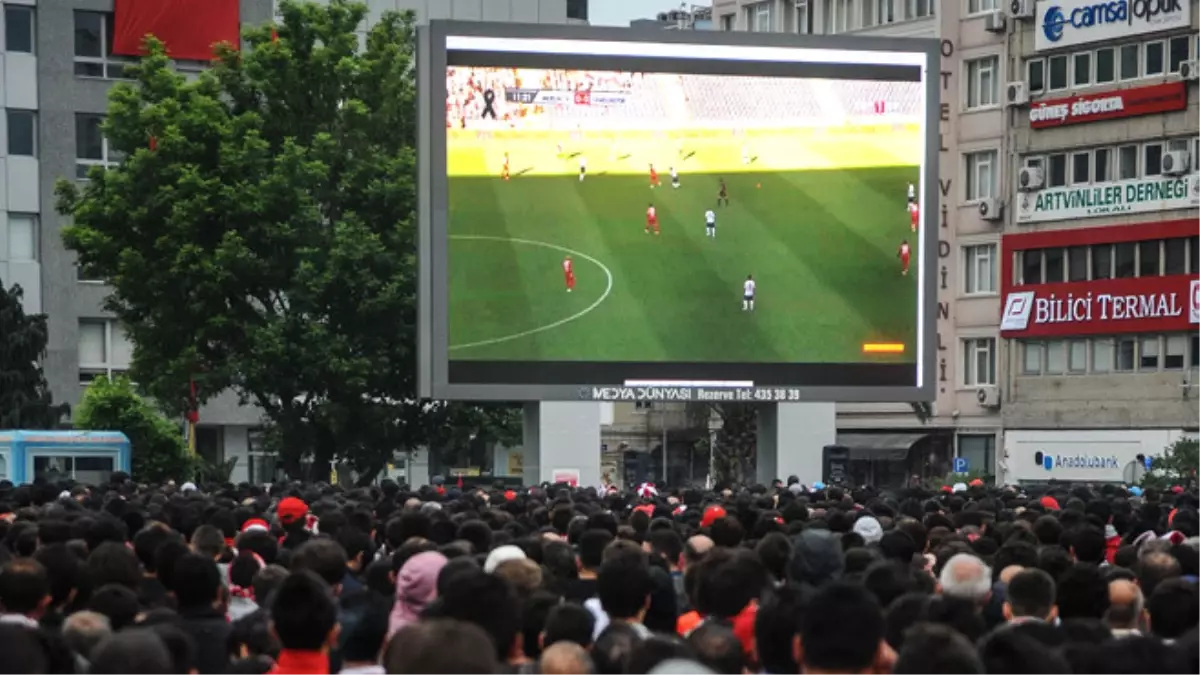 Taraftarların Dev Ekran İsteğine, Kadıköy Belediyesi\'nden Olumlu Yanıt