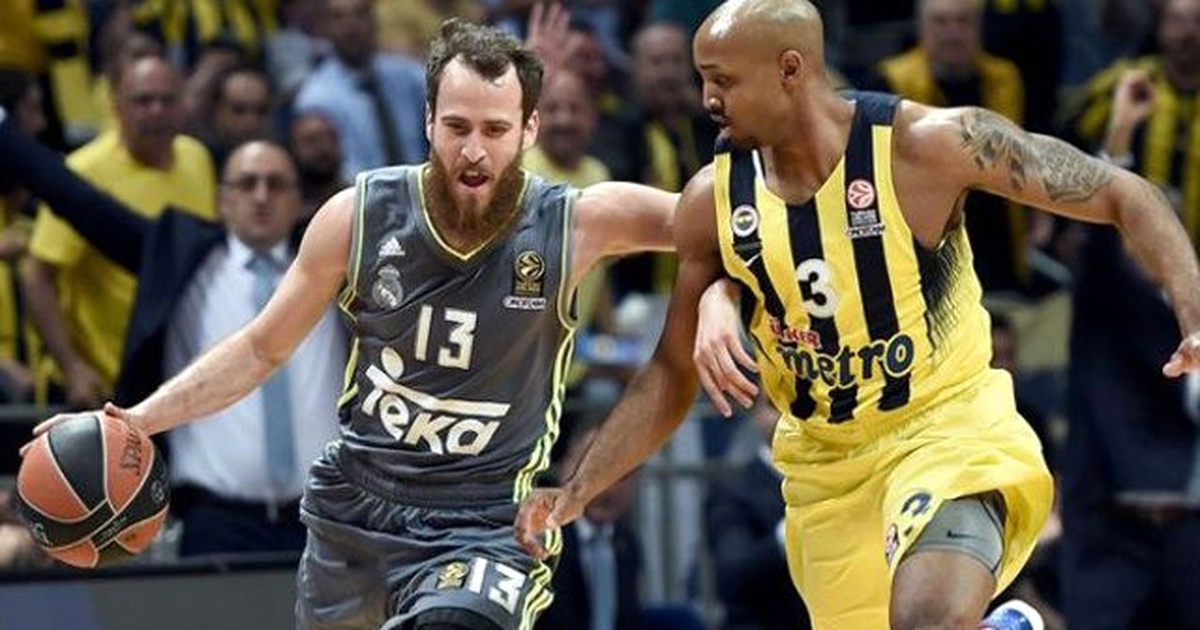 Tribünde O da Vardı... Gören Telefona Sarıldı