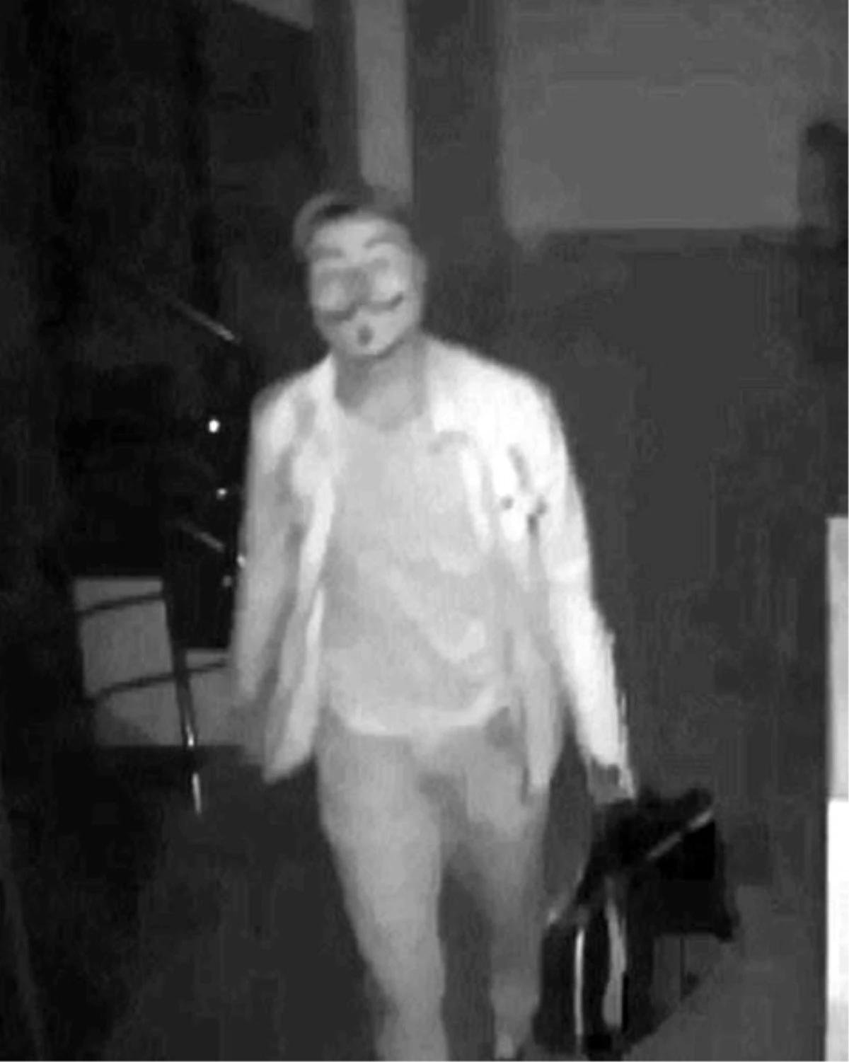 V Maskeli Hırsız Kameraya Takıldı